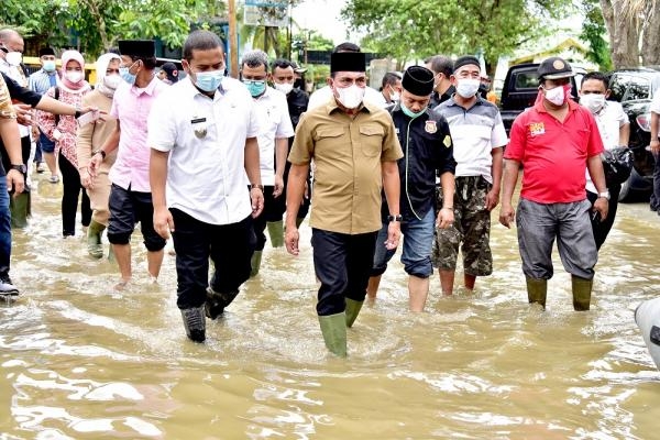 Gubernur Edy Rahmayadi Tinjau Banjir dan Serahkan Bantuan di Langkat